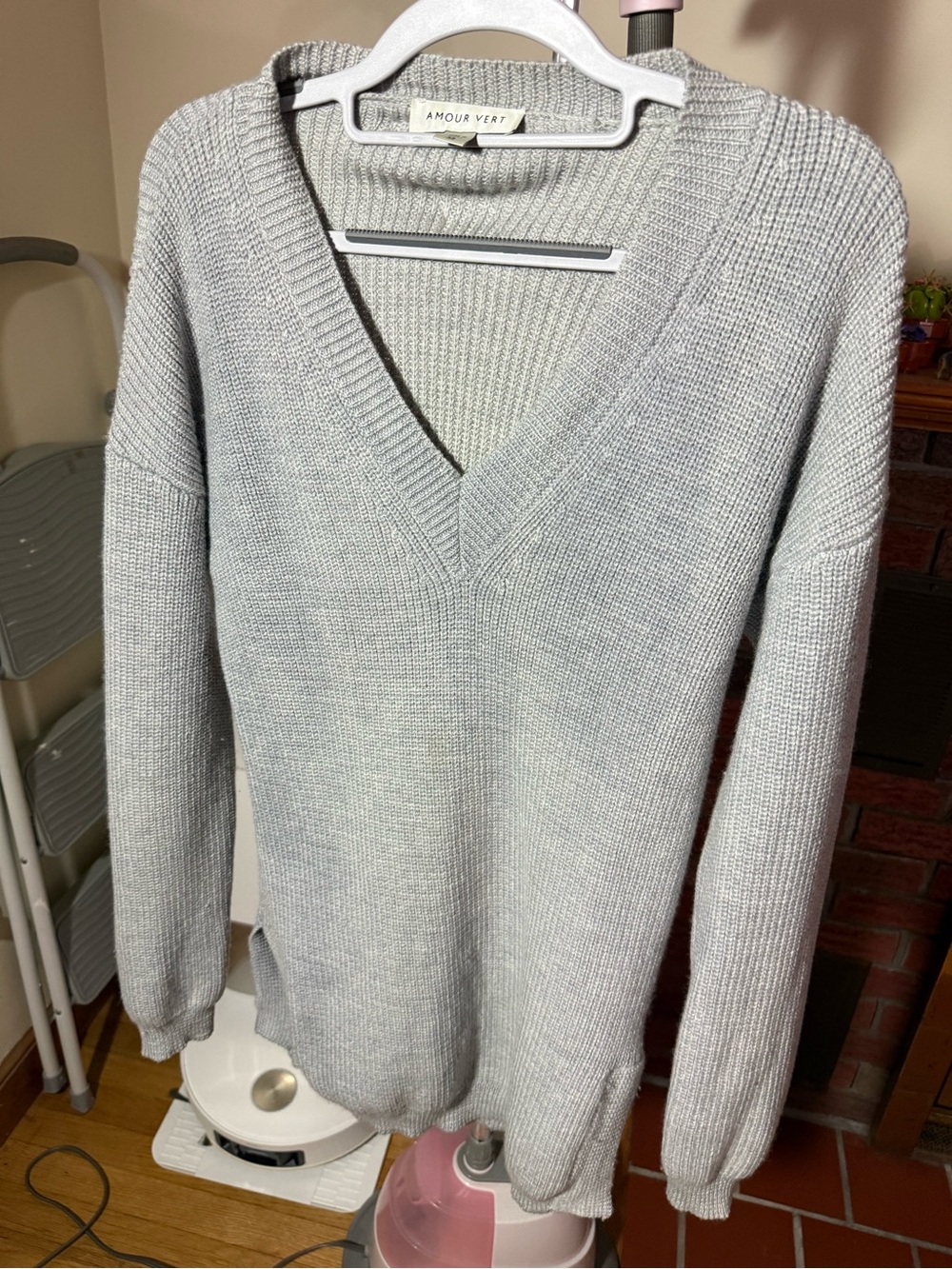 Amour Vert Light Gray V-Neck Knit Pullover Sweater